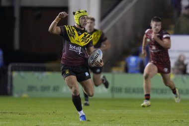 Warrington Wolves 'tan Frank Sergent, 3 Şubat 202' de İngiltere 'nin Warrington şehrinde oynanan Rugby Ligi Joe Philbin Tanıklık maçı sırasında Halliwell Jones Stadyumu' nda Warrington Wolves 'a karşı Leigh Leopards maçında ilk hamlesini yaptı.