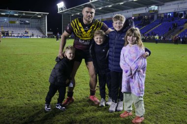 Warrington Wolves 'dan Joe Philbin ve genç oğlu Bobby ile birlikte 3 Şubat 202' de Warrington, İngiltere 'deki Halliwell Jones Stadyumu' nda oynanan Rugby Ligi Joe Philbin Tanıklık maçı sonrasında Warrington Wolves, Leigh Leopards 'a karşı.