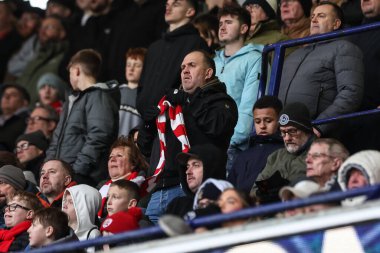 Barnsley taraftarları 3 Şubat 202 'de İngiltere, Bolton' daki Toughsheet Community Stadyumu 'nda oynanan 1. Gökyüzü İddia Ligi karşılaşmasında Bolton Wanderers ile Barnsley maçına bakıyorlar.