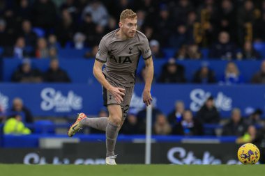 Tottenham Hotspur takımından Dejan Kulusevski, 3 Şubat 202 'de Goodison Park, Liverpool' da oynanan Premier League maçında topla koşuyor.