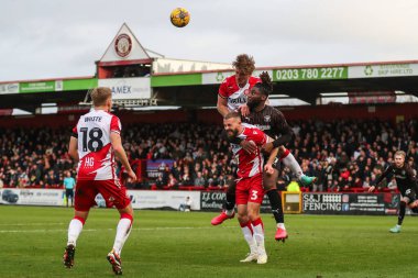 Stevenage 'den Carl Piergianni, 3 Şubat 202' de İngiltere 'nin Stevenage Stevenage kentinde oynanan Sky Bet 1 karşılaşmasında Blackpool' lu Kylian Kouassi 'ye karşı maçı kazandı.