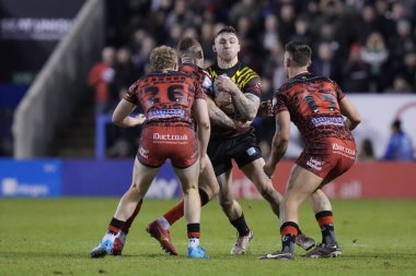Warrington Wolves 'tan Sam Powell, 3 Şubat 202' de Warrington, İngiltere 'deki Halliwell Jones Stadyumu' nda oynanan Rugby Ligi Joe Philbin Tanıklık Maçı 'nda Leoparların savunmasında yarıştı.