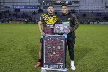 Leoparlar 'dan John Asiata Warrington Wolves' tan Joe Philbin 'e imzalı Leopards tişörtü ve topunu sunuyor. Joe Philbin, Warrington Wolves' a karşı Leigh Leopards maçından sonra, Warrington, United Stadyumu 'nda. 