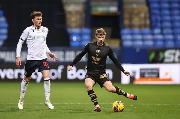 Luca Connell Barnsley Passes Sky Bet League Match Bolton Wanderers — Stock Photo, Image