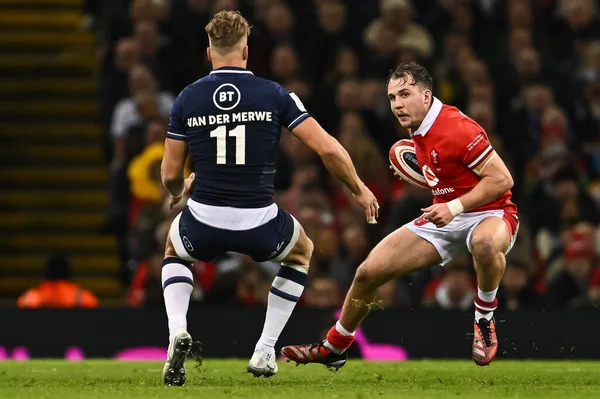 Galler 'den Ioan Lloyd, 3 Şubat 202' de İngiltere 'nin Cardiff kentindeki Principality Stadyumu' nda Galler - İskoçya maçında 2024 Guinness maçında bir çıkış yaptı.