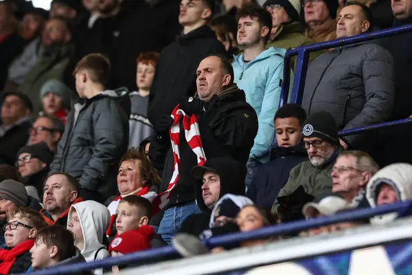 Barnsley taraftarları 3 Şubat 202 'de İngiltere, Bolton' daki Toughsheet Community Stadyumu 'nda oynanan 1. Gökyüzü İddia Ligi karşılaşmasında Bolton Wanderers ile Barnsley maçına bakıyorlar.