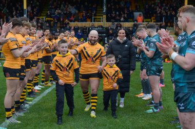 Castleford Kaplanları, Huddersfield Devlerine Karşı