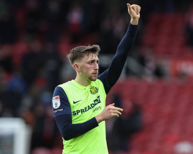 Sunderland 'dan Dan Neil, Middlesbrough - Riverside Stadyumu, Middlesbrough, İngiltere, 4 Şubat 202' de oynanan Sky Bet Şampiyonası karşılaşmasında seyircilere el sallıyor.