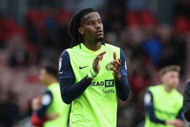 Sunderland 'dan Pierre Ekwah, 4 Şubat 202' de İngiltere 'nin Middlesbrough kentindeki Riverside Stadyumu' nda oynanan Sky Bet Şampiyonası maçında 1-1 berabere kalan seyircileri alkışlıyor.