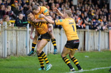 Castleford Kaplanları, Huddersfield Devlerine Karşı