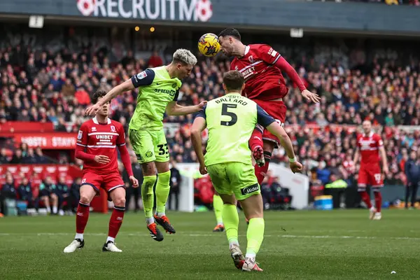 Sunderland 'dan Leo Hjelde, Middlesbrough - Riverside Stadyumu' nda Middlesbrough - Middlesbrough maçında Middlesbrough maçında Middlesbrough 'lu Sam Greenwood' dan şutunu atıyor.