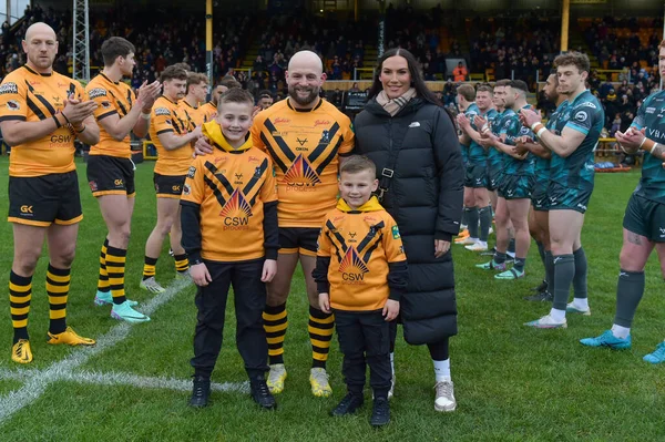 Castleford Kaplanları, Huddersfield Devlerine Karşı