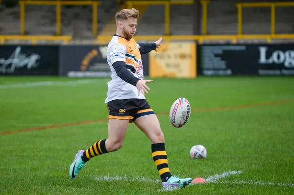 Castleford Kaplanları, Huddersfield Devlerine Karşı