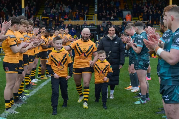 Castleford Kaplanları, Huddersfield Devlerine Karşı