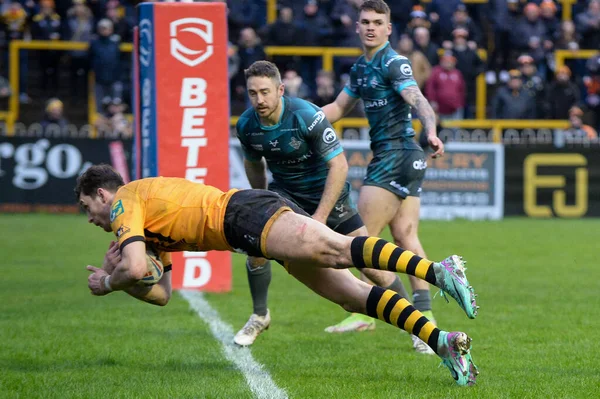 Castleford Kaplanları, Huddersfield Devlerine Karşı