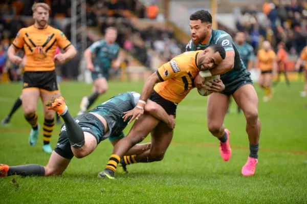 Castleford Kaplanları, Huddersfield Devlerine Karşı