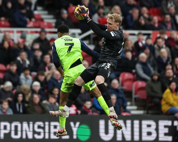 Middlesbrough 'dan Tom Glover, 4 Şubat 202' de Middlesbrough, Birleşik Krallık 'taki Riverside Stadyumu' nda oynanan Sky Bet Şampiyonası karşılaşmasında Sunderland 'lı Jobe Bellingham' ın baskısını topluyor.