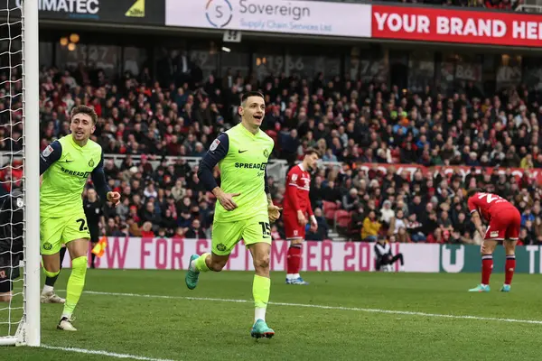 Sunderland takımından Nazariy Rusyn, 4 Şubat 202 'de Middlesbrough, Middlesbrough, Birleşik Krallık' ta oynanan Sky Bet Şampiyonası maçında 1-1 'lik galibiyetini kutluyor.