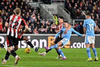 Manchester City 'den Phil Foden Premier League maçında 1-1 öne geçiyor Brentford Manchester City' ye karşı Gtech Community Stadyumu, Londra, 5 Şubat 202