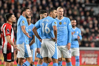 Manchester City 'den Rodri, Premier League maçı sırasında Londra' daki Gtech Community Stadyumu 'nda Brentford' a karşı Manchester City maçında Manchester City 'den Erling Hland ile konuştu.