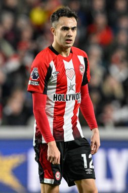 Brentford 'dan Sergio Reguiln Premier League maçı sırasında Brentford Manchester City' ye karşı Gtech Community Stadyumu, Londra, Birleşik Krallık, 5 Şubat 2024