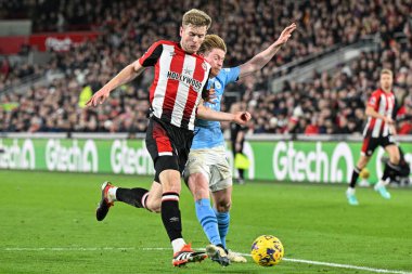 Brentford 'dan Nathan Collins ve Manchester City' den Kevin De Bruyne Premier League maçında Brentford Manchester City 'ye karşı Gtech Community Stadyumu' nda 5 Şubat 202 'de top mücadelesi verdiler.