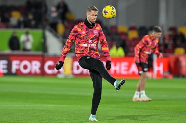 Brentford 'dan Kristoffer Ajer Premier Lig karşılaşmasında maç öncesi ısınma oturumunda Brentford Manchester City' ye karşı Gtech Community Stadyumu, Londra, Birleşik Krallık, 5 Şubat 202