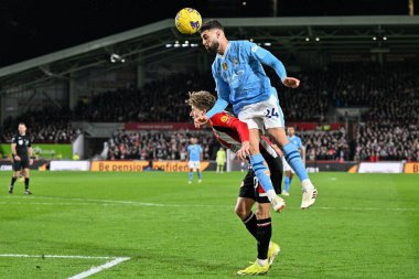 Manchester City 'den Joko Gvardiol, Premier League maçında Brentford' a karşı Manchester City 'nin 5 Şubat 2024' te Londra 'daki The Gtech Community Stadyumu' nda yüksek topu kazanmak için sıçradı.