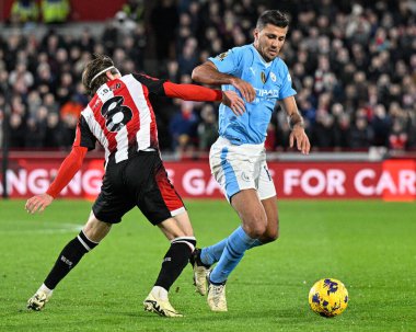 Manchester City 'den Rodri, Brentford' lu Mathias Jensen 'in Premier Lig karşılaşmasında attığı top ile, Brentford Manchester City' ye karşı Gtech Community Stadyumu, Londra, İngiltere, 5 Şubat 202