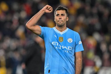 Manchester City 'den Rodri, 5 Şubat 202' de Londra 'daki Gtech Community Stadyumu' nda oynanan Premier League karşılaşmasında taraftarlarıyla kazandığı zaferi kutluyor.