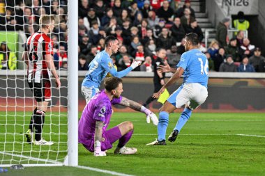 Manchester City 'den Phil Foden, Premier League maçı Brentford' a karşı Manchester City maçında 5 Şubat 202 'de Londra' daki Gtech Community Stadyumu 'nda 1-1' lik galibiyetini kutluyor.