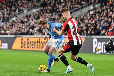 Manchester City 'den Kevin De Bruyne, Brentford Premier League maçında Kristoffer Ajer' ı 5 Şubat 202 'de Gtech Community Stadyumu' nda Brentford 'a karşı Manchester City maçında durdurdu.