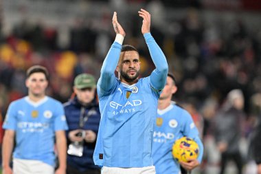 Manchester City 'den Kyle Walker, Manchester City' nin Premier League maçı Brentford-Manchester City maçında 5 Şubat 202 'de Gtech Community Stadyumu' nda kazandığı 1-3 'lük galibiyet sonrasında gezgin taraftarları alkışlıyor.