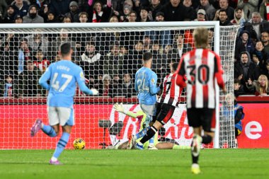 Brentford 'dan Neal Maupay Premier League maçında 1-0 öne geçiyor Brentford Manchester City' ye karşı Gtech Community Stadyumu, Londra, 5 Şubat 202