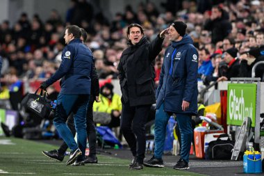 Brentford takımının teknik direktörü Brentford Manchester City 'ye karşı 5 Şubat 202' de Londra 'daki The Gtech Community Stadyumu' nda oynanan Premier League maçında tepki gösterdi.