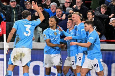 Manchester City 'den Phil Foden, Premier League maçı Brentford' a karşı Manchester City maçında 5 Şubat 202 'de Londra' daki Gtech Community Stadyumu 'nda 1-2' lik galibiyetini kutluyor.