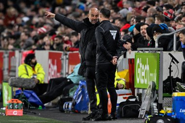 Manchester City 'nin Pep Guardiola teknik direktörü Premier League maçında Brentford Manchester City' ye karşı 5 Şubat 202 'de Londra' daki Gtech Community Stadyumu 'nda dördüncü yetkiliye konuştu.