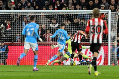 Brentford 'dan Neal Maupay Premier League maçında 1-0 öne geçiyor Brentford Manchester City' ye karşı Gtech Community Stadyumu, Londra, 5 Şubat 202