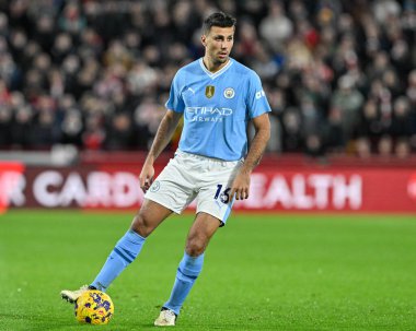 Manchester City 'den Rodri Premier Lig maçında topla Brentford Manchester City' ye karşı Gtech Community Stadyumu, Londra, Birleşik Krallık, 5 Şubat 202