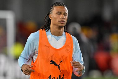 Manchester City 'den Nathan Ak Premier League maçında maç öncesi ısınma oturumunda Brentford Manchester City' ye karşı Gtech Community Stadyumu, Londra, 5 Şubat 2024
