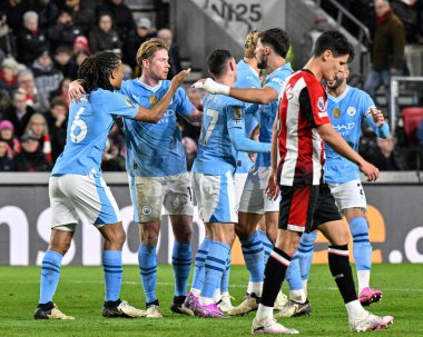 Manchester City 'den Phil Foden, Premier League maçı Brentford' a karşı Manchester City maçında 5 Şubat 202 'de Londra' daki Gtech Community Stadyumu 'nda 1-1' lik galibiyetini kutluyor.