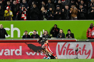 Brentford 'dan Neal Maupay, Premier League maçında Brentford Manchester City' ye karşı 5 Şubat 202 'de Londra' daki Gtech Community Stadyumu 'nda 1-0' lık galibiyet golünü kutluyor.