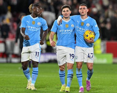 Manchester City 'den Jrmy Doku, Manchester City' den Julin Ivarez ve Manchester City 'den Phil Foden Premier League karşılaşmasında Brentford Manchester City' ye karşı Londra 'daki Gtech Community Stadyumu' nda 1-3 kazandılar.