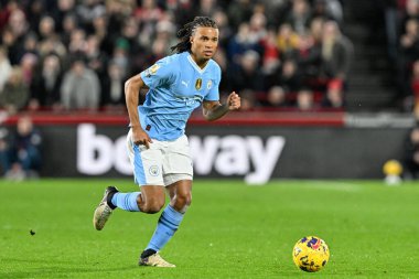 Manchester City 'den Nathan Ak, Premier League maçında Brentford' a karşı Manchester City 'nin 5 Şubat 2024' te Londra 'daki Gtech Community Stadyumu' nda topu bırakıyor.