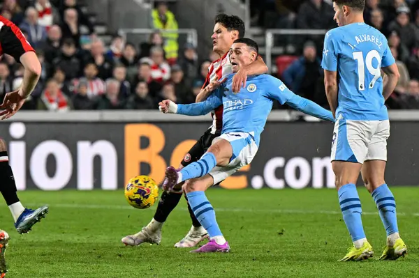 Manchester City 'den Phil Foden Premier League maçında 1-1 öne geçiyor Brentford Manchester City' ye karşı Gtech Community Stadyumu, Londra, 5 Şubat 202