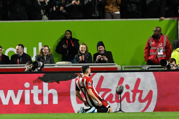Brentford 'dan Neal Maupay, Premier League maçında Brentford Manchester City' ye karşı 5 Şubat 202 'de Londra' daki Gtech Community Stadyumu 'nda 1-0' lık galibiyet golünü kutluyor.