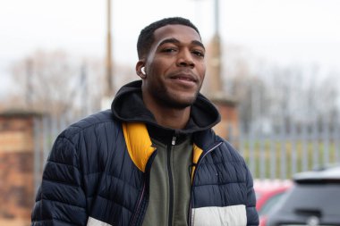 Barnsley 'den Donovan Pines, 10 Şubat 202' de İngiltere 'nin Oakwell kentinde oynanan 1. Gökyüzü İddia Ligi karşılaşmasında Barnsley ile Leyton Orient karşı karşıya geldi.