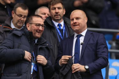 Everton teknik direktörü Sean Dyche, 10 Şubat 202 'de Etihad Stadyumu' nda oynanan Premier League maçının önündeki tribünde maç yasağını uyguluyor.