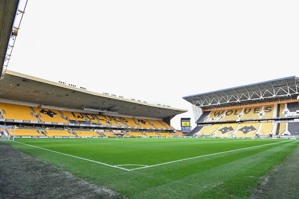 Maç öncesinde Molineux 'nun genel görünümü, 10 Şubat 202 tarihinde Wolverhampton Wanderers, Molineux, Wolverhampton, İngiltere' de oynanan Premier League maçı sırasında Wolverhampton Wanderers 'a karşı