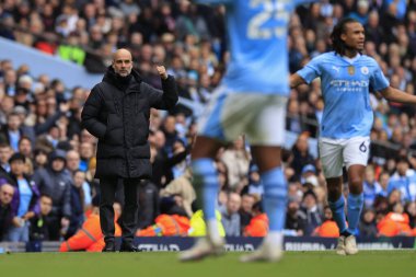 Manchester City 'nin 10 Şubat 202' de Etihad Stadyumu 'nda oynanan Premier League maçında saha kenarındaki Manchester City yöneticisi Pep Guardiola, Everton' a karşı.